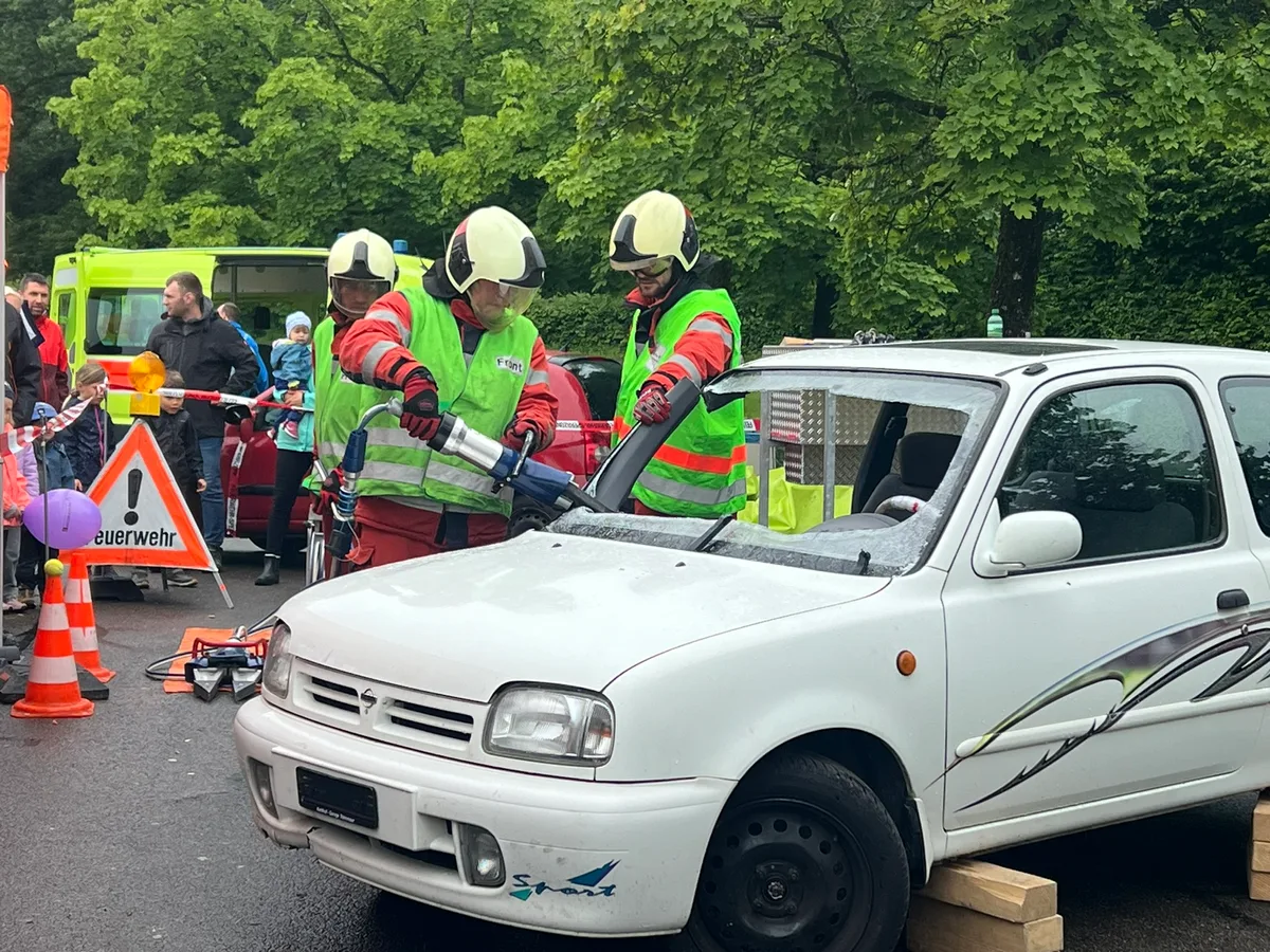 Impressionen vom Blaulicht-Tag in Effretikon mit Feuerwehr, Rega etc.